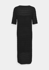 Robe midi noire en maille avec manches courtes et encolure ronde, présentant une texture ajourée à motif et des bords festonnés.