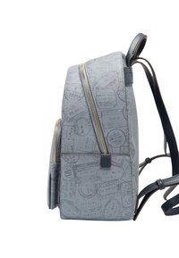 Zaino grigio con stampa di un francobollo postale, dotato di cerniere dorate, texture liscia, tasca laterale e spallacci regolabili.