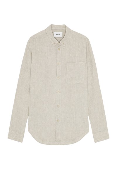 Langærmet skjorte i lys beige farve lavet af et tekstureret stof. Har en button-down krave, syv knapper og en enkelt brystlomme.