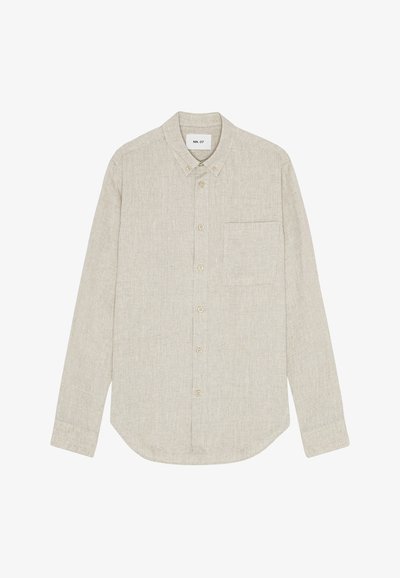 Langærmet skjorte i lys beige farve lavet af et tekstureret stof. Har en button-down krave, syv knapper og en enkelt brystlomme.