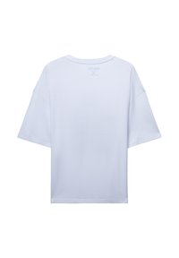 Biała krótka koszulka z luźnym krojem, okrągłym dekoltem, gładkim bawełnianym materiałem i małym logo wydrukowanym z tyłu.