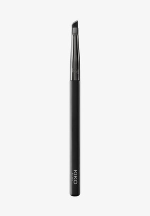 Svart vinkelmakeupbørste med matte håndtak og blank metallferrule. Børstetippen er fast og skrå for presis påføring.