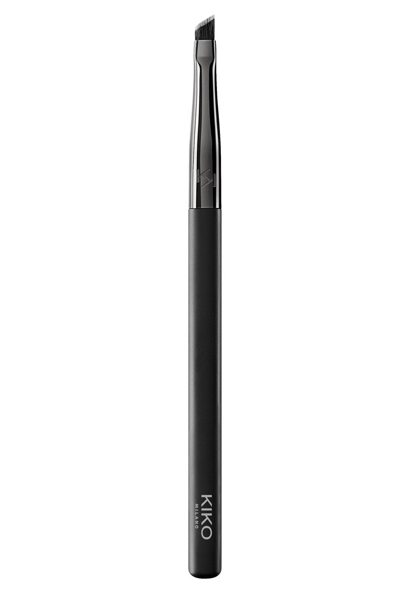 Pennello per trucco angolato nero con manico opaco e ferrule metallico lucido. La punta del pennello è rigida e inclinata per un'applicazione precisa.