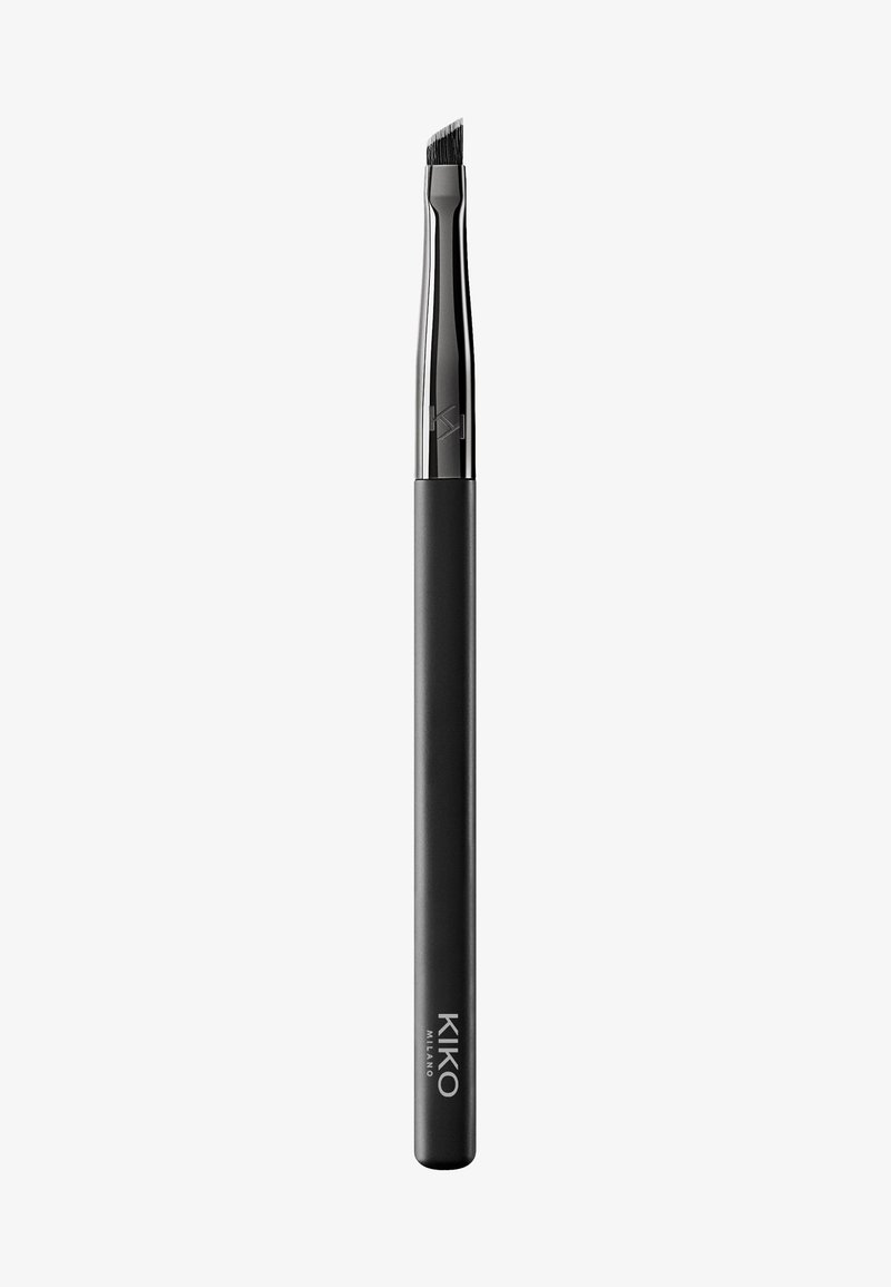 Svart vinkelmakeupbørste med matte håndtak og blank metallferrule. Børstetippen er fast og skrå for presis påføring.