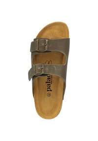 Sandalo a scivolo in pelle marrone con due fibbie metalliche regolabili, una soletta anatomica color sabbia e una finitura liscia opaca.