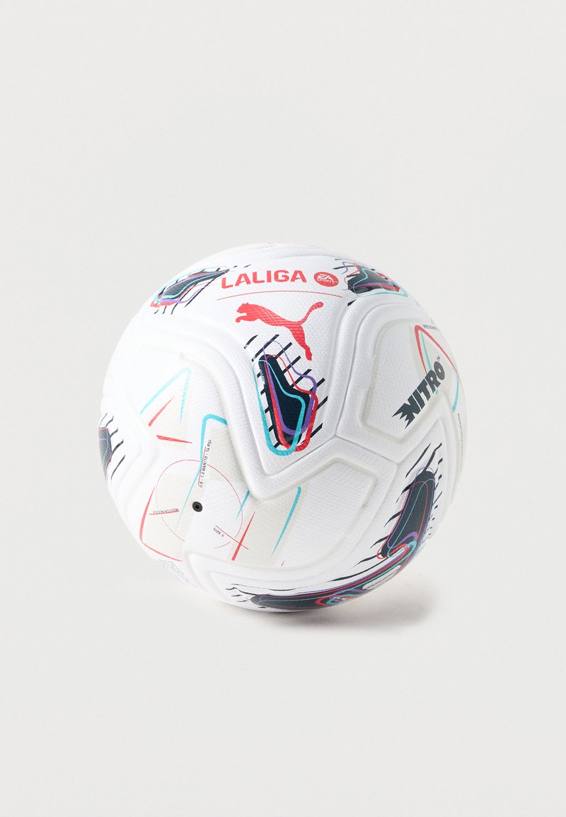 Λευκή ποδοσφαιρική μπάλα Puma Nitro LaLiga με πολύχρωμα αφηρημένα σχέδια και κόκκινο λογότυπο Puma.