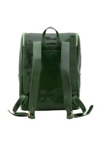 Zaino in pelle verde con finitura lucida, due spallacci larghi, manico superiore e chiusura con cerniera. Presenta tasche frontali e dettagli dorati.