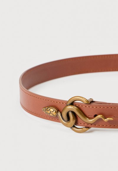 Ceinture en cuir brun avec une boucle en forme de serpent doré détaillée et un motif texturé. Finition lisse avec une couture subtile le long des bords.