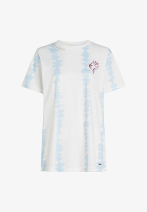 T-shirt en coton blanc avec un motif tie-dye bleu clair, manches courtes et un petit motif floral violet sur le côté gauche de la poitrine.