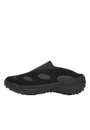 Scarpa nera slip-on con suola texturizzata, dettagli ovali ritagliati sul lato e tallone imbottito, progettata per un uso casual o all'aperto.