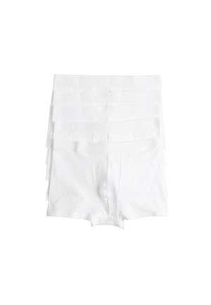 Pięć par białych bokserek ułożonych starannie jedna na drugiej, z widokiem na przedni rozporek i szerokie elastyczne pasy w talii.