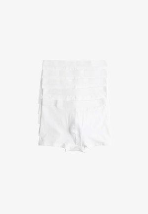 Cinco pares de bóxers blancos apilados cuidadosamente, mostrando la bragueta frontal y las cinturillas elásticas anchas.