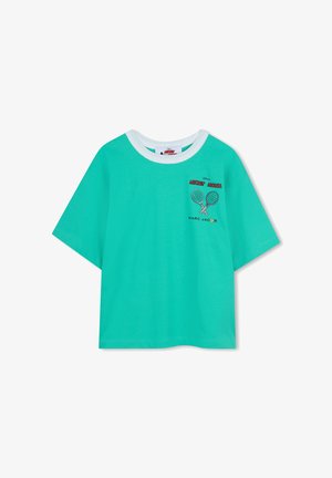 T-shirt turquoise à manches courtes avec un col en côtes blanc. Présente un graphisme imprimé de raquettes de tennis et le texte "Mickey Mouse" sur la poitrine.