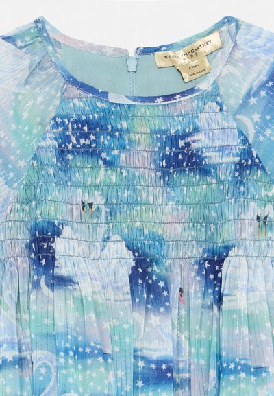 Material albastru-verzui, adunat, cu modele de lebădă și stele, mâneci transparente cu motive stelare și un fermoar la spatele gâtului unei rochii pentru copii.
