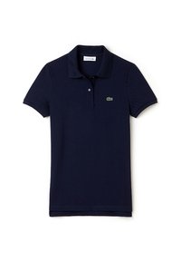 Polo bleu marine à manches courtes avec col, patte à deux boutons et petit logo crocodile vert sur la poitrine gauche.