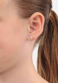 Orecchini a perno a forma di farfalla in oro, con accenti in smalto rosa e blu, caratterizzati da ali dettagliate che aggiungono dimensione e colore.