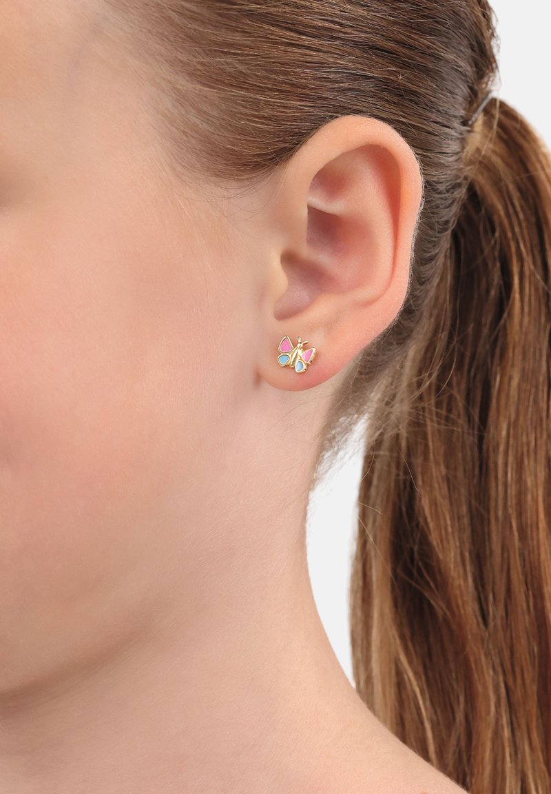 Orecchini a perno a forma di farfalla in oro, con accenti in smalto rosa e blu, caratterizzati da ali dettagliate che aggiungono dimensione e colore.
