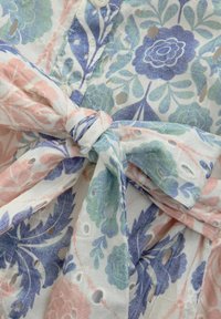 Next MINI BRODERIE SHORT SLEEVE TIE WAIST - Tričkové šaty - pink and teal blue vintage floral print