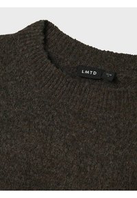 Ciemnobrązowy sweter z dzianiny z okrągłym prążkowanym dekoltem. Posiada teksturowaną powierzchnię oraz metkę z oznaczeniem "LMTD" i informacjami o rozmiarze.