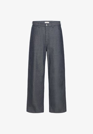 Jeans denim grigio scuro a gamba larga con chiusura frontale con bottoni e cerniera, passanti per cintura e tasche frontali inclinate.