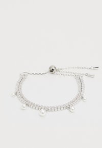 Bracelet en argent avec deux rangées de cristaux transparents, ornée de trois perles blanches. Chaîne réglable avec un fermoir en métal rond.
