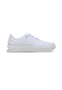 Sneaker bianco con una finitura liscia e opaca, dotato di perforazioni per la traspirabilità, design con lacci e una suola leggera e ammortizzata.