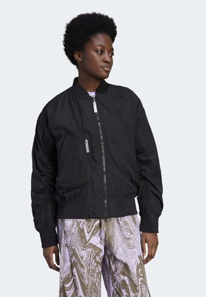 Svart bomberjakke med glidelås foran, elastiske mansjetter og sidelommer, med en glatt tekstur og litt samlede ermer.