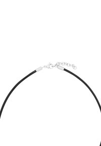 Schwarzes Leder-Choker-Halsband mit einem silberfarbenen Karabinerhaken, Kettenverlängerung und glatter Textur mit metallischen Akzenten.
