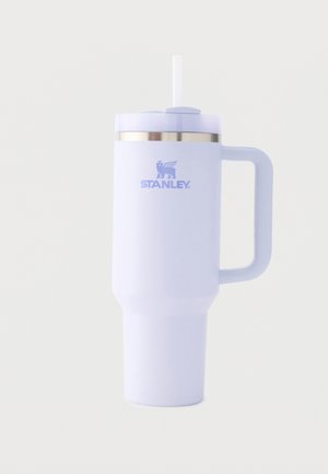 Gourde de voyage blanche Stanley isolée, grande, avec poignée, bordure argentée et paille blanche sur fond clair.