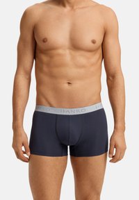 Tmavě modré pánské boxerky s šedým páskem s logem, vybavené hladkou texturou a přiléhavým střihem pro pohodlí.