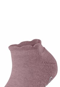 Roze enkelkous met ribbelstructuur, gegolfde rand en decoratieve geborduurde details nabij de teen. Zacht, rekbaar materiaal.