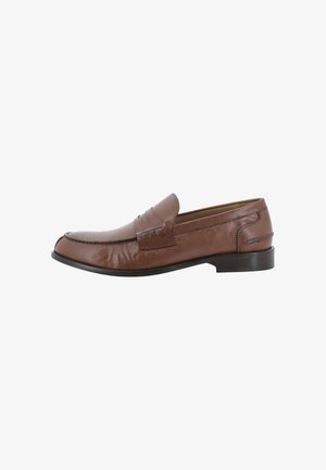 Mocassino da uomo marrone in pelle, slip-on con suola nera e dettaglio decorativo con cinturino, vista laterale su sfondo bianco.
