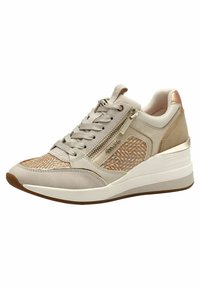 Chaussure de sport beige en matériaux mixtes, avec un panneau en maille texturée, une fermeture éclair sur le côté et un talon compensé. Accents en or métallisé.