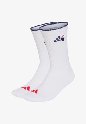 Paar weiße Crew-Socken mit marineblauem Rand, rotem Logo an den Zehen und einer kleinen marineblauen und roten Grafik nahe dem oberen Rand.
