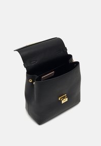 Borsa a tracolla nera in pelle con superficie testurizzata, hardware dorato e apertura superiore che rivela una tasca per telefono o carta.