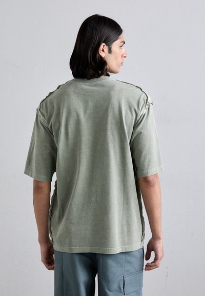 A-COLD-WALL* FACADE - Print T-shirt - grey-green/olive grey