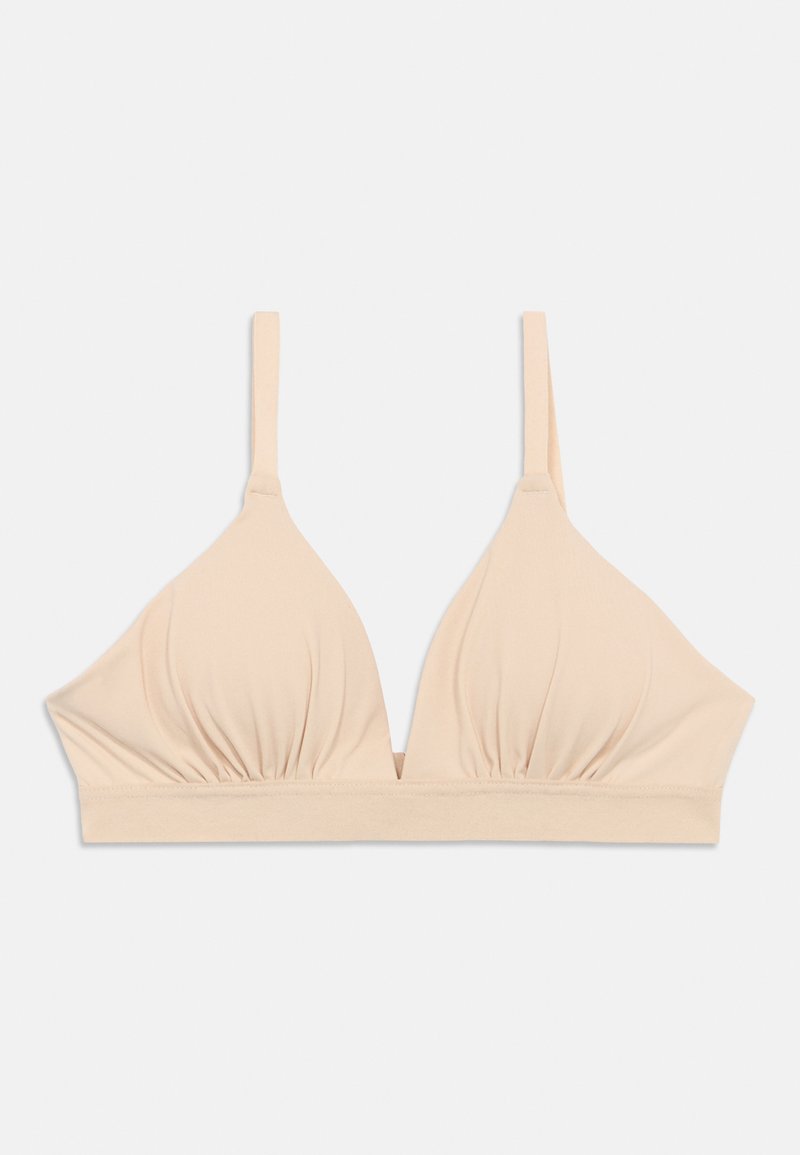 Μαλακό μπεζ ασύρματο σουτιέν με ρυθμιζόμενα λουριά και ελαφρώς ρυτιδωμένα τριγωνικά κύπελλα, τοποθετημένο επίπεδα σε λευκό φόντο.