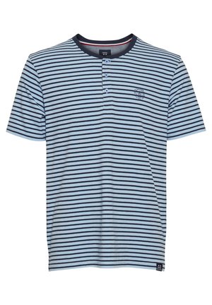 Vīriešu īsām piedurknēm T-krekls gaiši zilā krāsā ar tumši zilām horizontālām svītrām, ar apaļu kakla izgriezumu, trīs pogu apdari un mazu logotipa detaļu.