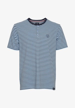 Muška majica kratkih rukava svijetloplave boje s tamnoplavim horizontalnim prugama, s okruglim izrezom, tri dugmeta na prednjem dijelu i malim detaljem loga.