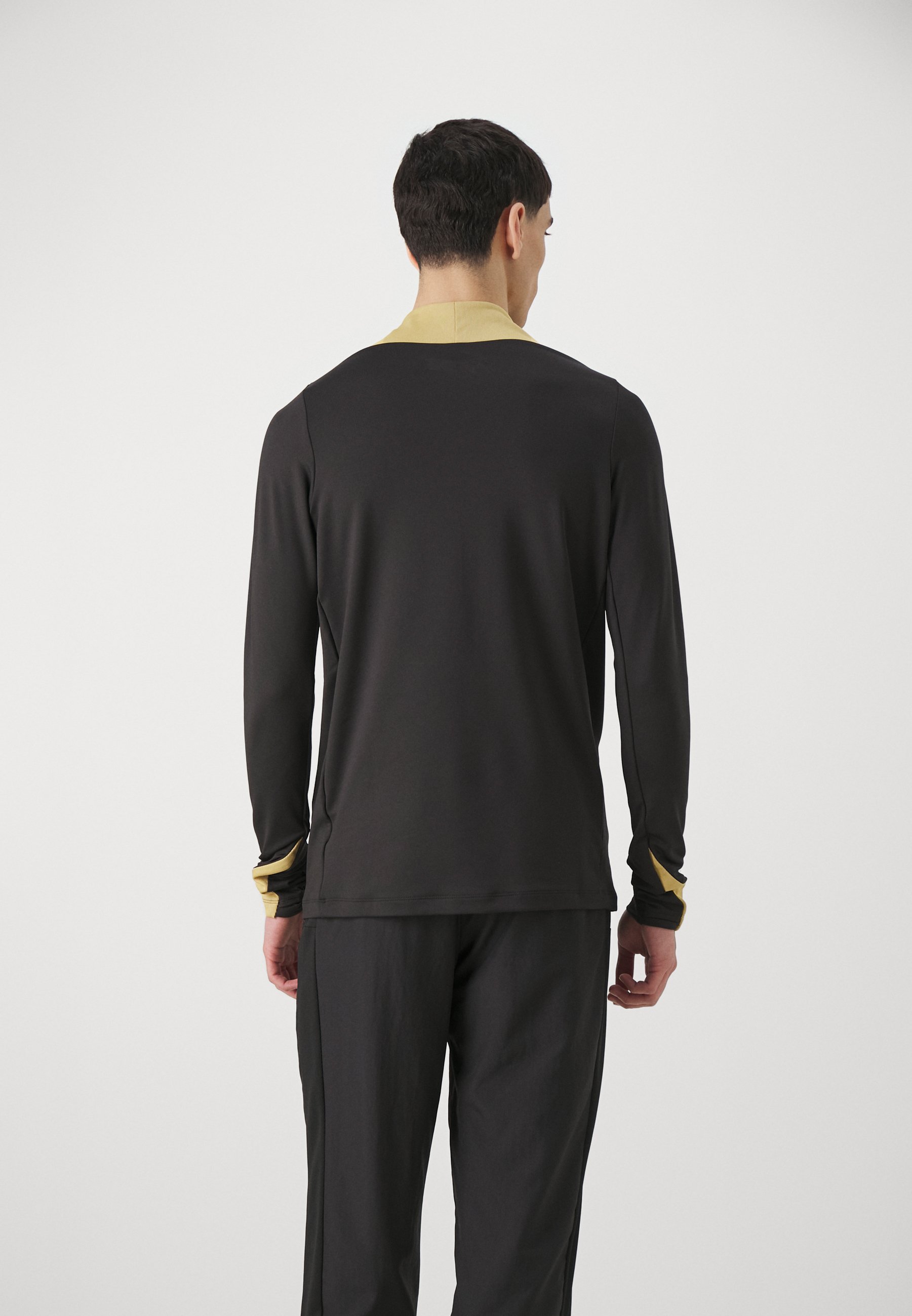 black and gold nike long sleeve