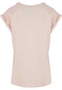 Hele heleroosa lühikeste varrukatega t-särk, millel on ümmargune kaelus ja ümberpööratud varrukaserv. Sile pind, lõdvestunud lõige ja ühevärviline disain ilma mustriteta.