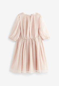 Jasnoróżowa sukienka z teksturowanej tkaniny, z marszczonym stanikiem, bufkami oraz dekoracyjnymi, subtelnymi wzorami. Zapięcie na guziki z tyłu.