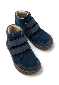 Zapatillas altas de ante azul marino con dos tiras de Velcro ajustables, suelas de goma marrón y un forro suave para mayor comodidad.