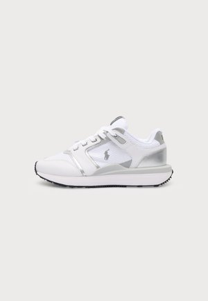 Basket de sport blanche et argentée avec empiècements en mesh, lacets blancs, semelle noire et petit logo sur le côté, présentée sur un fond uni.