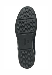 Soletta di scarpa in gomma nera con grip testurizzato, caratterizzata da scanalature e perforazioni. Logo del marchio "GEOX" visibile nella zona del tallone.