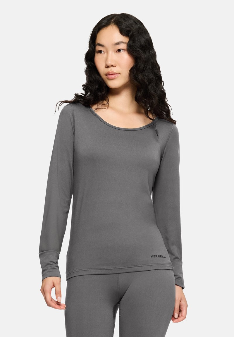 Szara bluzka z długim rękawem o okrągłym dekolcie, gładkiej fakturze i subtelnym logo umieszczonym na końcu. Posiada dopasowany krój i długie rękawy.