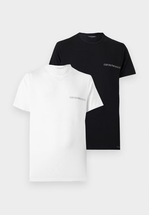 Două tricouri simple cu guler rotund, unul alb și unul negru, fiecare cu un mic logo „Emporio Armani” pe pieptul stâng.