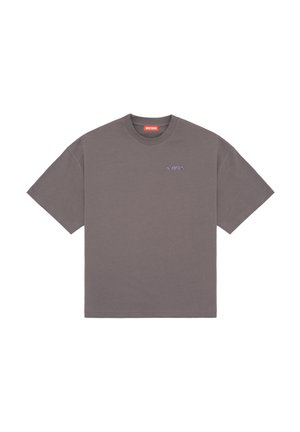 Απλό γκρι T-shirt με κοντά μανίκια, στρογγυλή λαιμόκοψη και μικρό κεντημένο λογότυπο στην αριστερή πλευρά του στήθους.