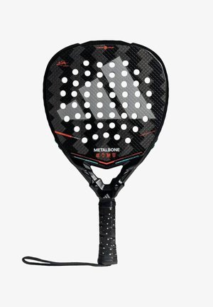 Pagaia nera con superficie strutturata, numerosi fori, impugnatura testurizzata e accenti rossi. È visibile il nome del marchio "METALBONE".