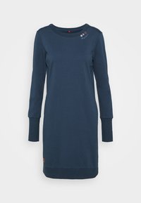 Námořnická modrá dlouhá šatová šaty vyrobené z měkké tkaniny, s kulatým výstřihem, žebrovanými manžetami a malým logem na rameni.